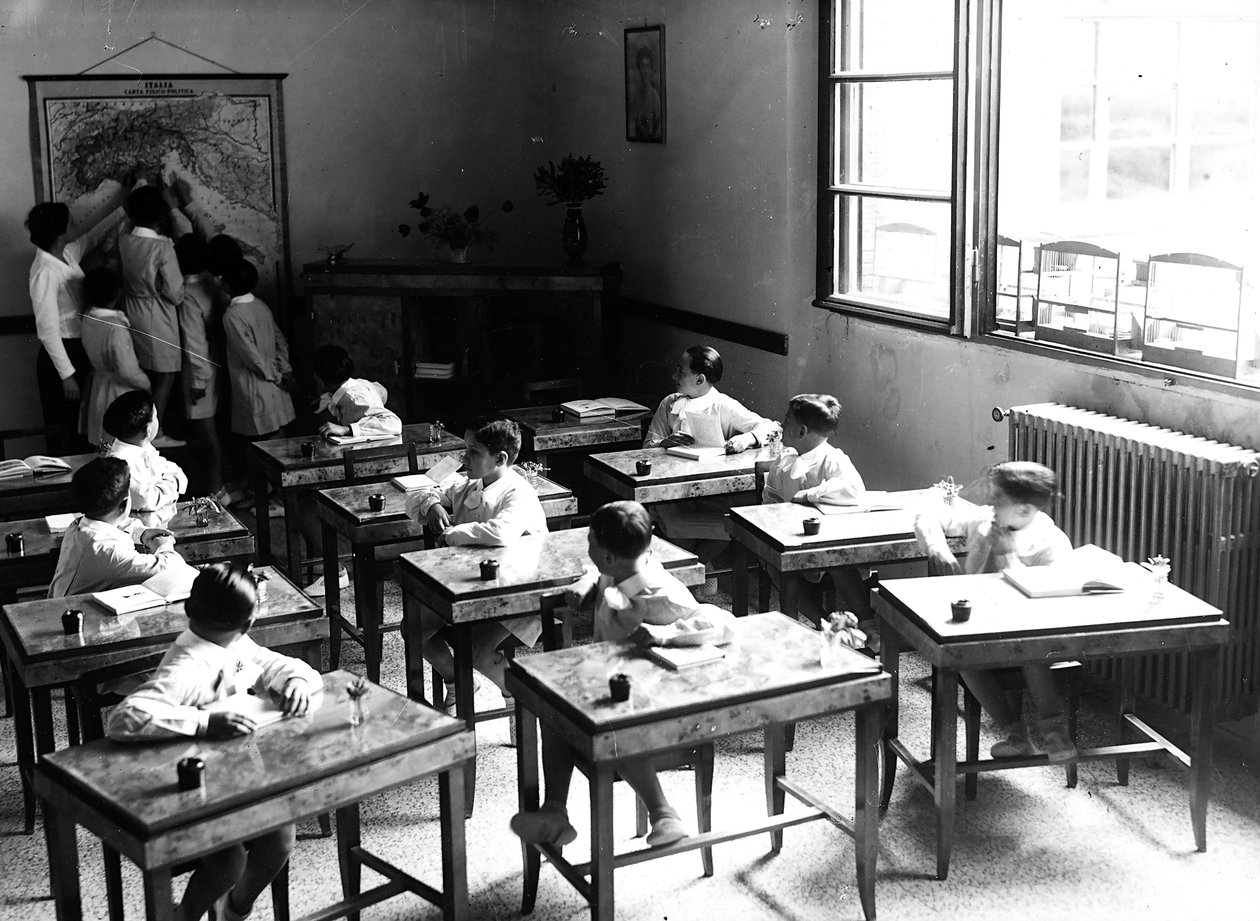 Villa Rosa Maltoni Mussolini: chlapci ve třídě (černobílá fotografie) od Fratelli Alinari