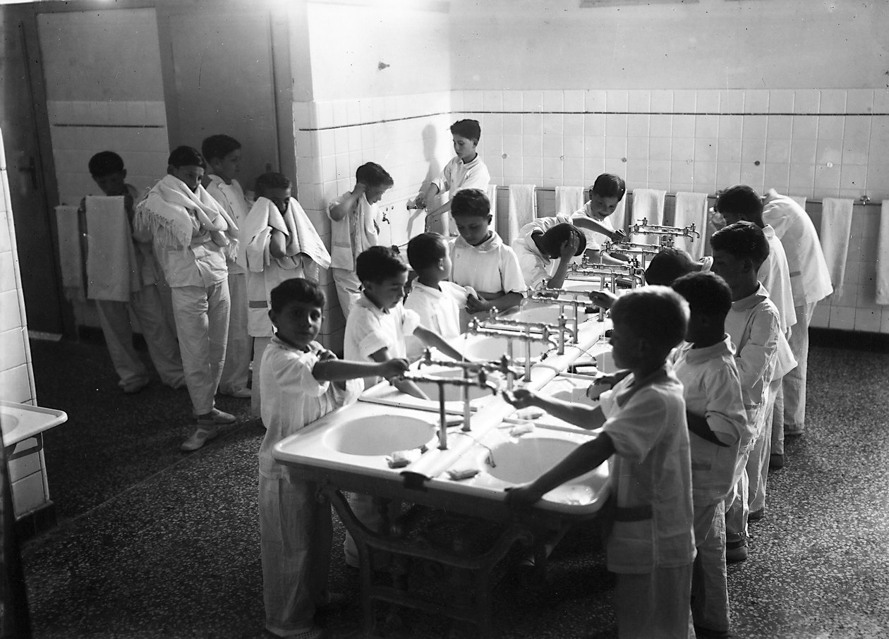 Villa Rosa Maltoni Mussolini: mytí dětí před spaním (čb fotografie) od Fratelli Alinari