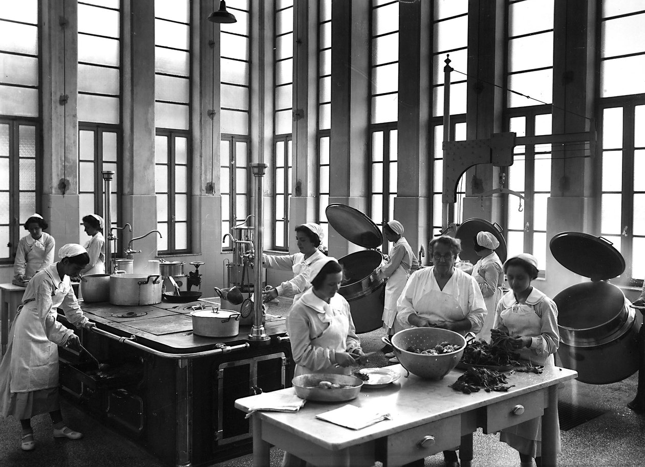 Villa Rosa Maltoni Mussolini: kuchaři připravující jídla (černobílá fotografie) od Fratelli Alinari