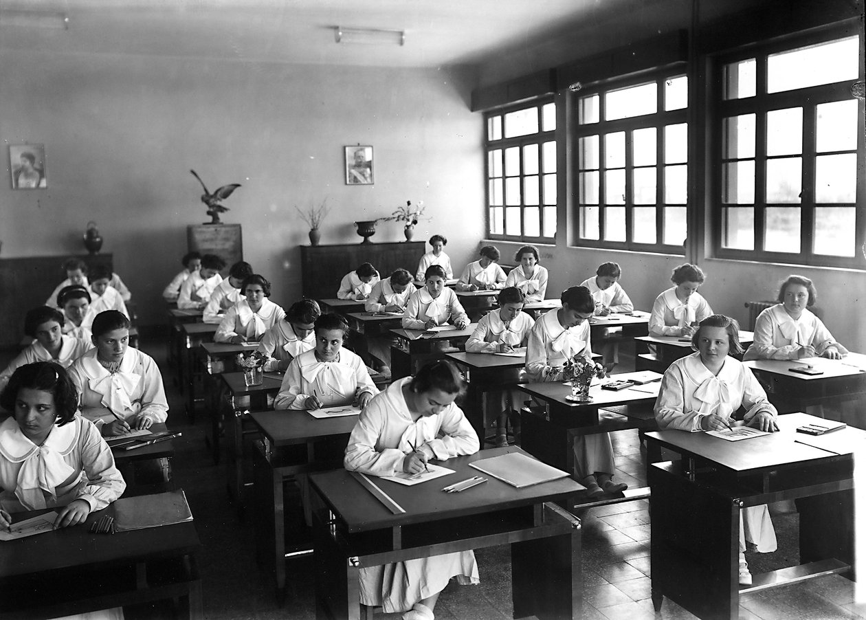 Villa Rosa Maltoni Mussolini: studentky během lekce kreslení (černobílá fotografie) od Fratelli Alinari