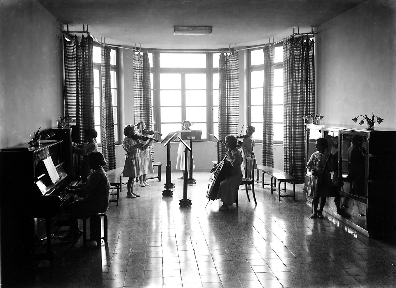 Villa Rosa Maltoni Mussolini: studentky během hudební lekce (č/b foto) od Fratelli Alinari