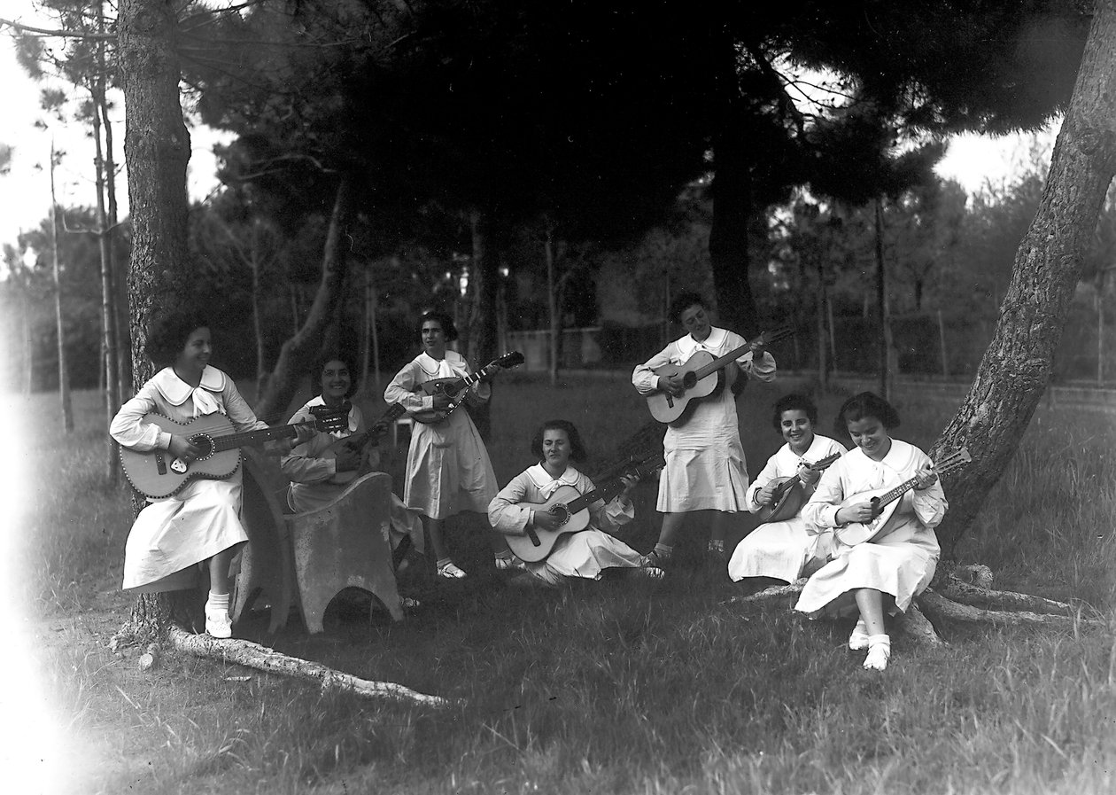 Villa Rosa Maltoni Mussolini: studentky během hudební lekce, venku (černobílá fotografie) od Fratelli Alinari