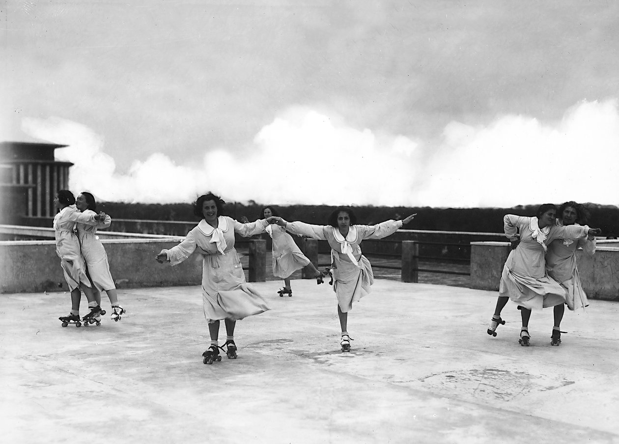 Villa Rosa Maltoni Mussolini: studentky během lekce bruslení (černobílá fotografie) od Fratelli Alinari