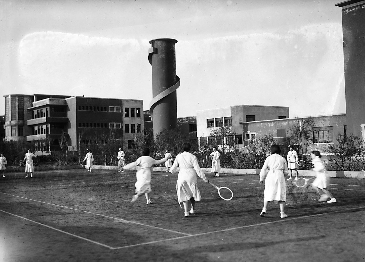 Villa Rosa Maltoni Mussolini: studentky během tenisového zápasu (čb foto) od Fratelli Alinari