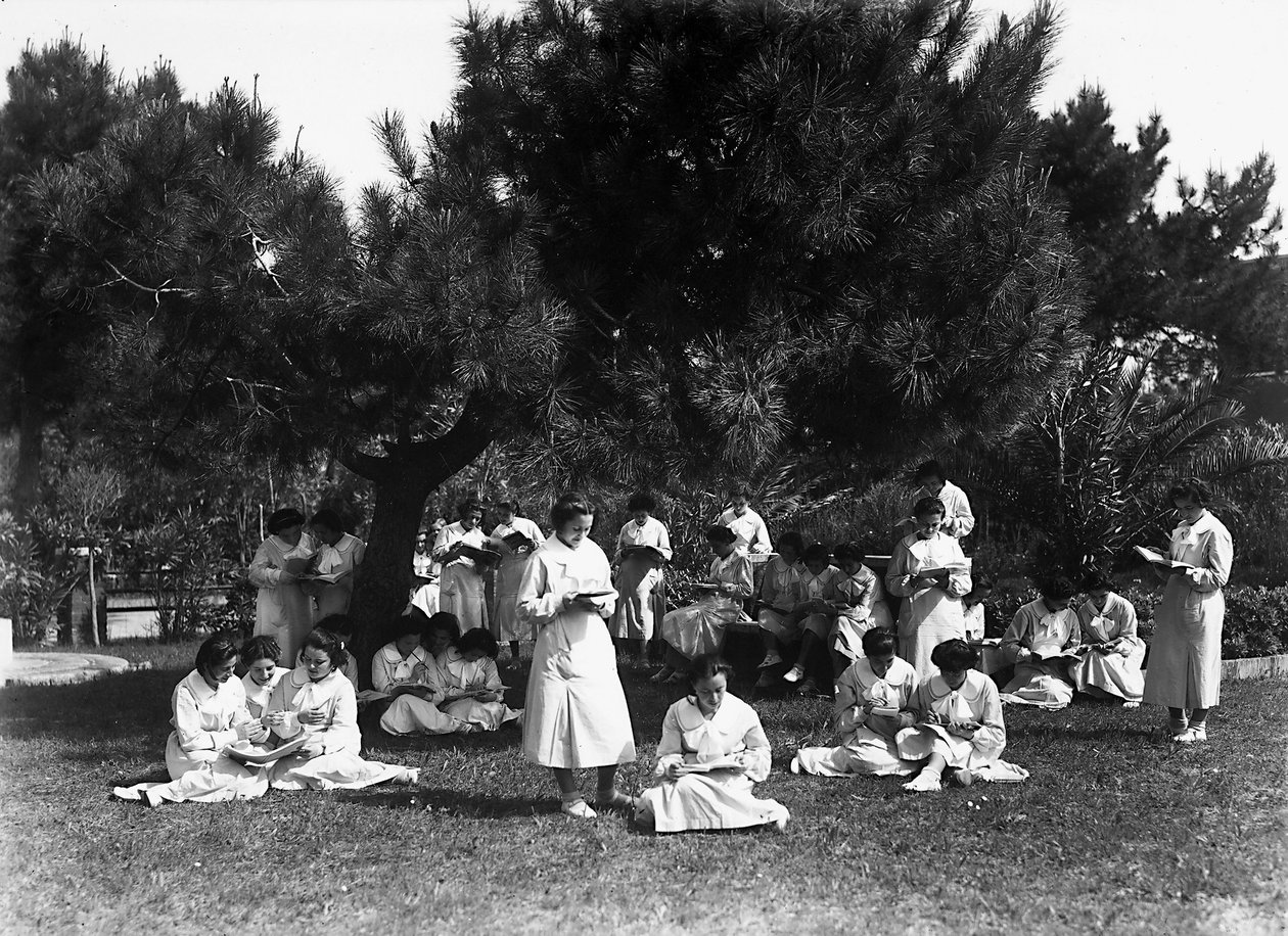 Villa Rosa Maltoni Mussolini: studentky během venkovní lekce (černobílá fotografie) od Fratelli Alinari