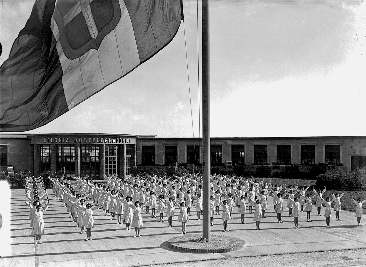 Villa Rosa Maltoni Mussolini: cvičící studentky (čb foto) od Fratelli Alinari
