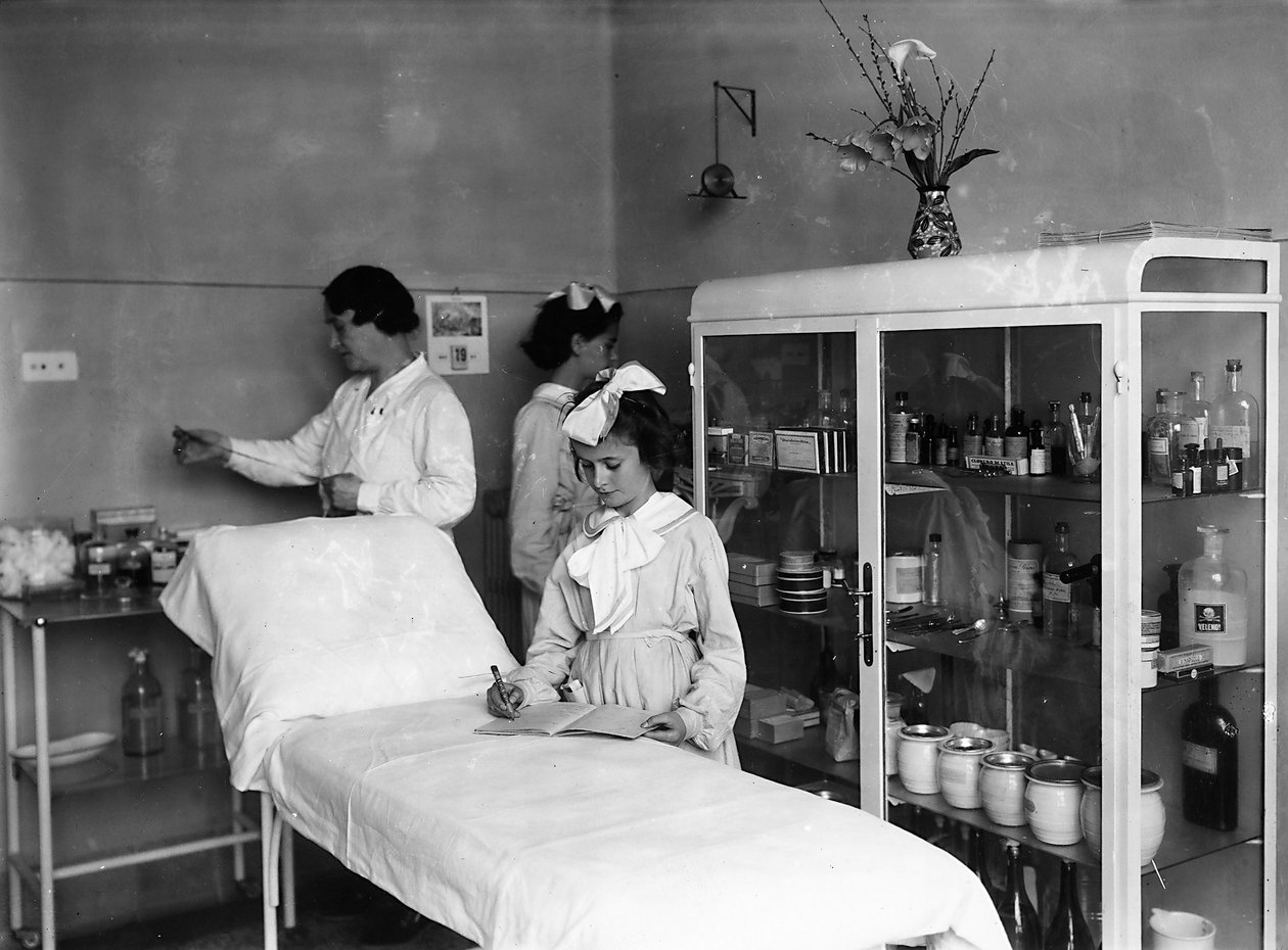 Villa Rosa Maltoni Mussolini: studentky na ošetřovně (černobílá fotografie) od Fratelli Alinari