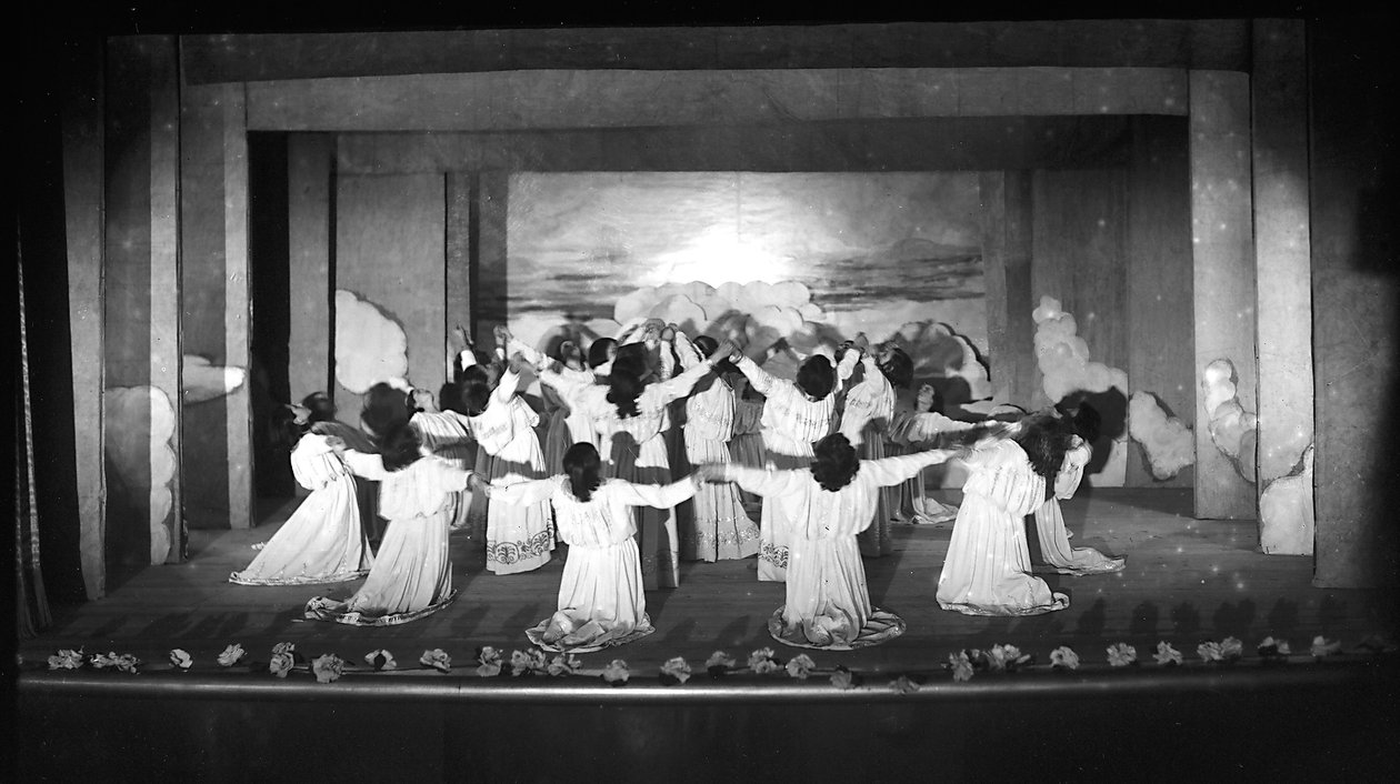 Villa Rosa Maltoni Mussolini: vystupující studentky (č/b foto) od Fratelli Alinari