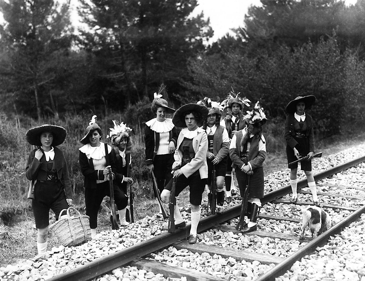 Villa Rosa Maltoni Mussolini: skupina adolescentů pózujících na železničních kolejích v tradičních furlanských krojích (černobílá fotografie) od Fratelli Alinari