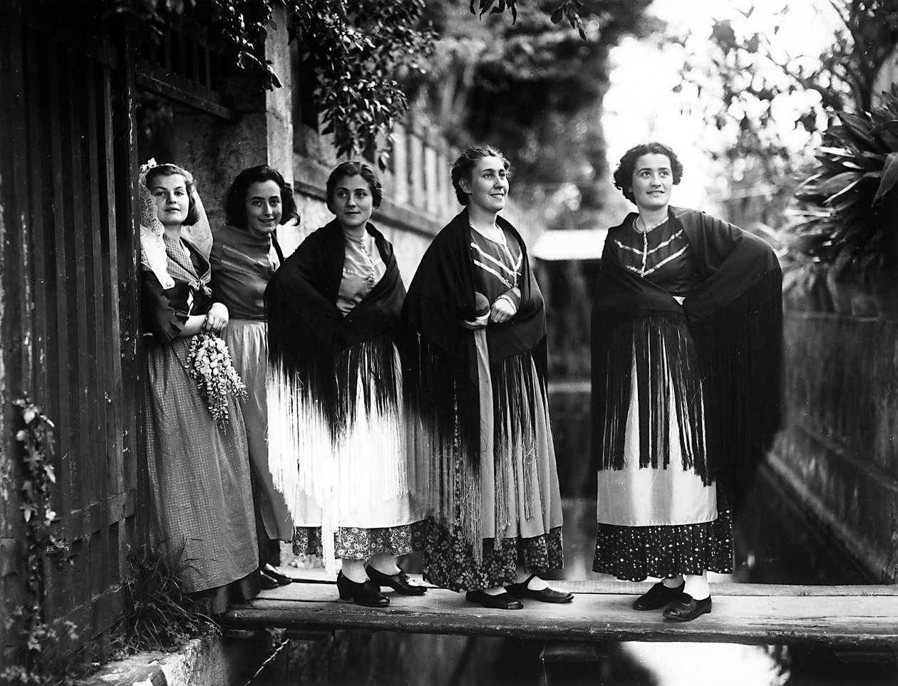 Villa Rosa Maltoni Mussolini: skupina dospívajících v tradičních benátských krojích (černobílá fotografie) od Fratelli Alinari