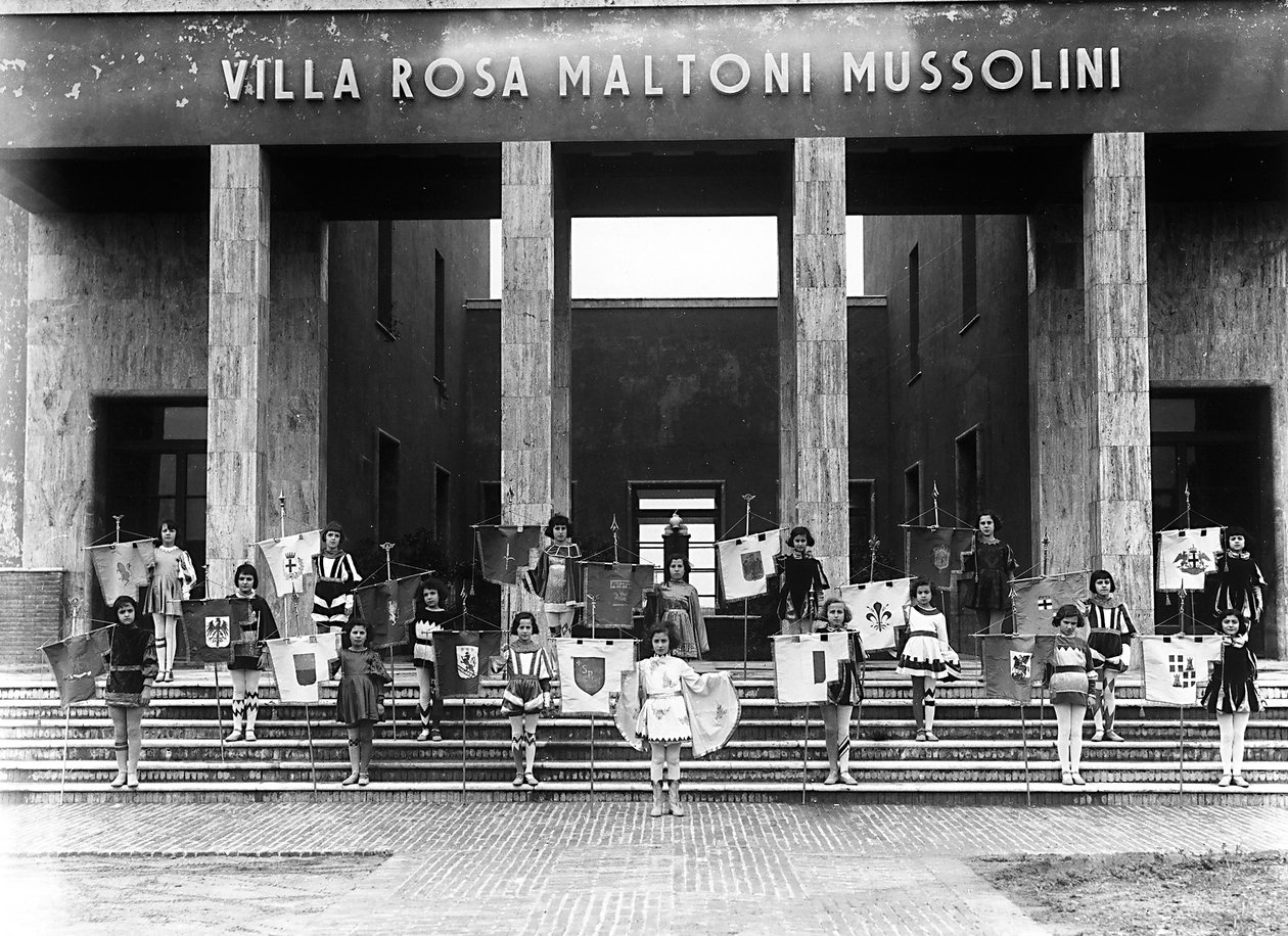 Villa Rosa Maltoni Mussolini: skupina mladých dívek oblečených jako pážata (čb fotografie) od Fratelli Alinari