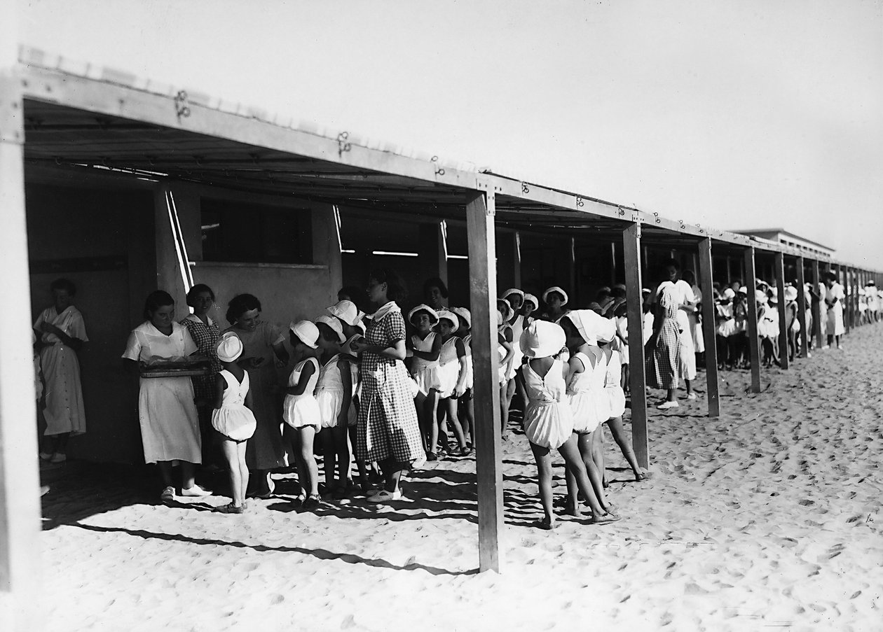 Villa Rosa Maltoni Mussolini: rozvoz jídla na pláži (černobílá fotografie) od Fratelli Alinari