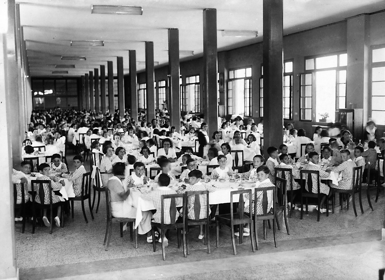 Villa Rosa Maltoni Mussolini: jídlo v refektáři (černobílá fotografie) od Fratelli Alinari