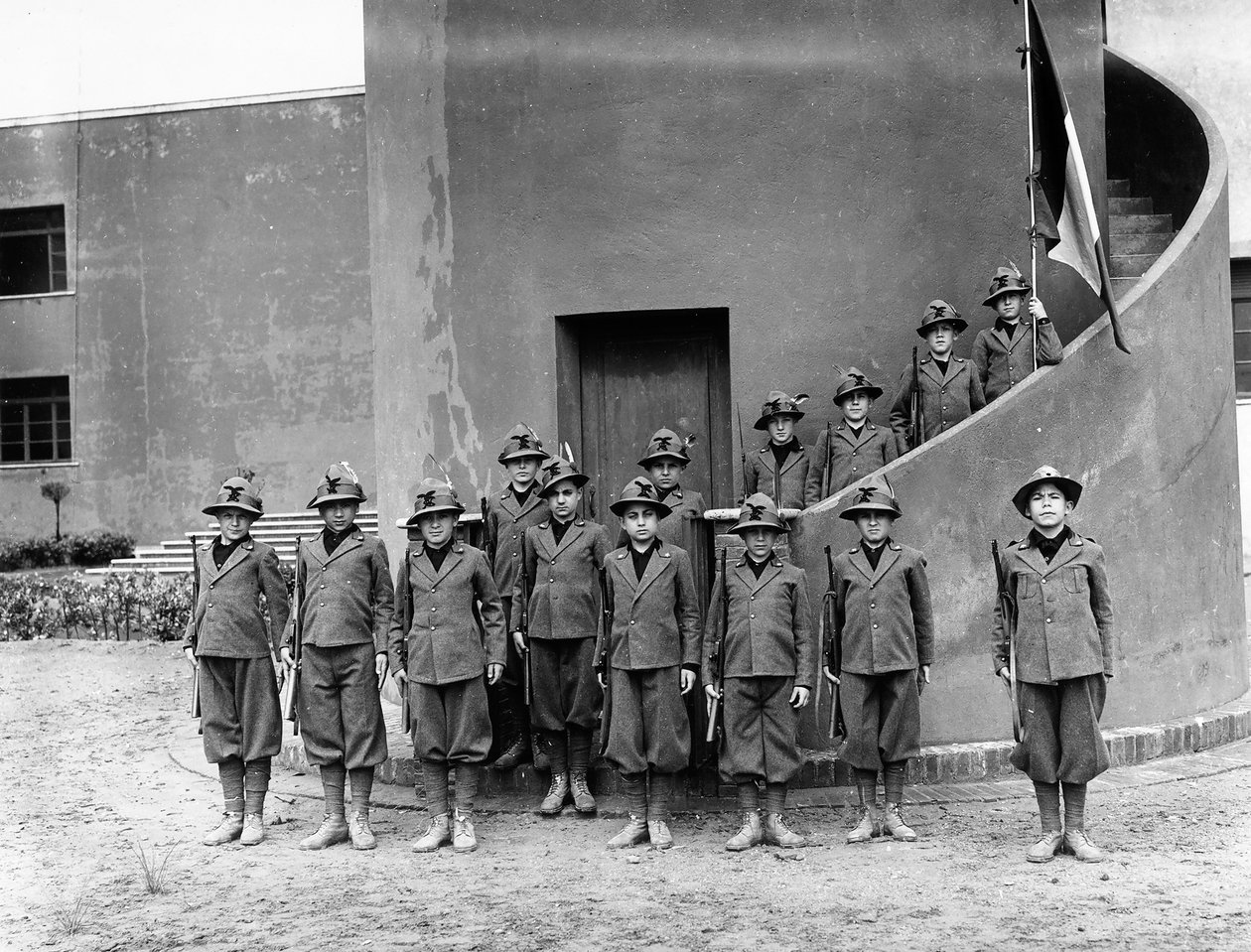 Villa Rosa Maltoni Mussolini: portrét dětí, které nosí furlanské vojenské uniformy (černobílá fotografie) od Fratelli Alinari
