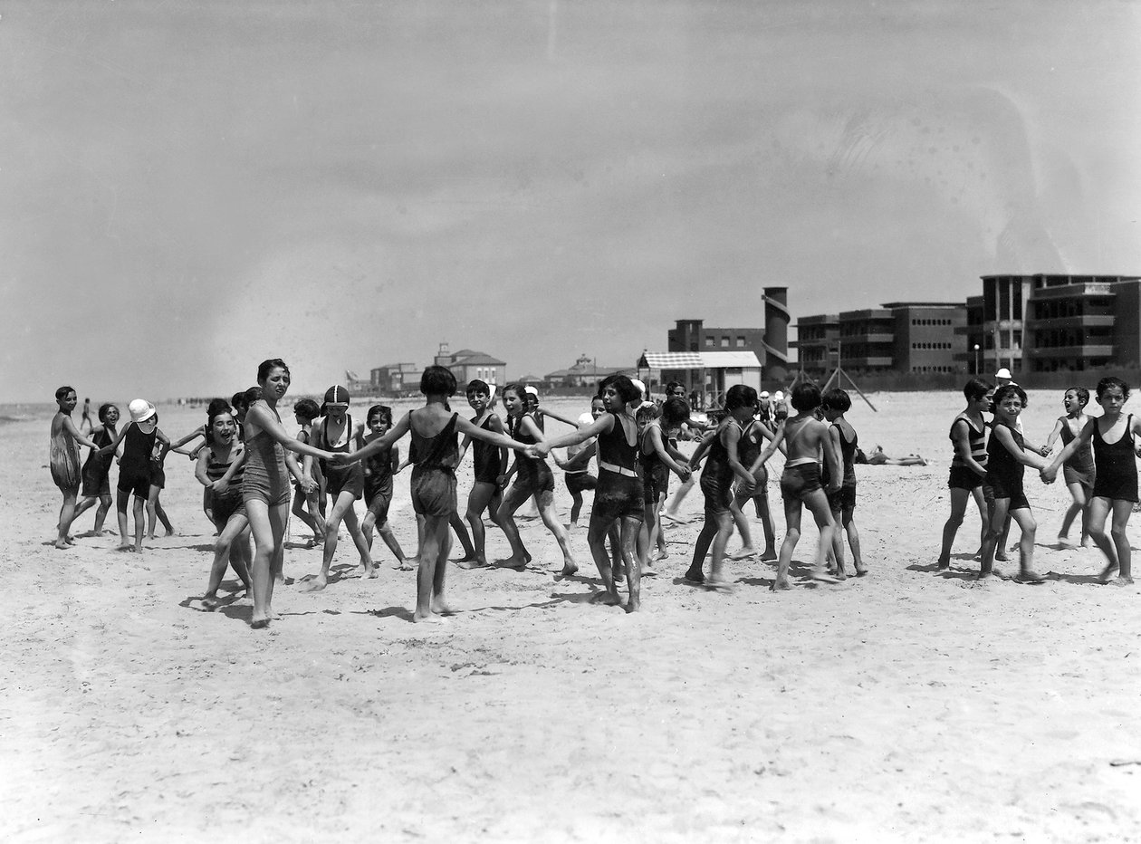 Villa Rosa Maltoni Mussolini: rekreace na pláži (černobílá fotografie) od Fratelli Alinari