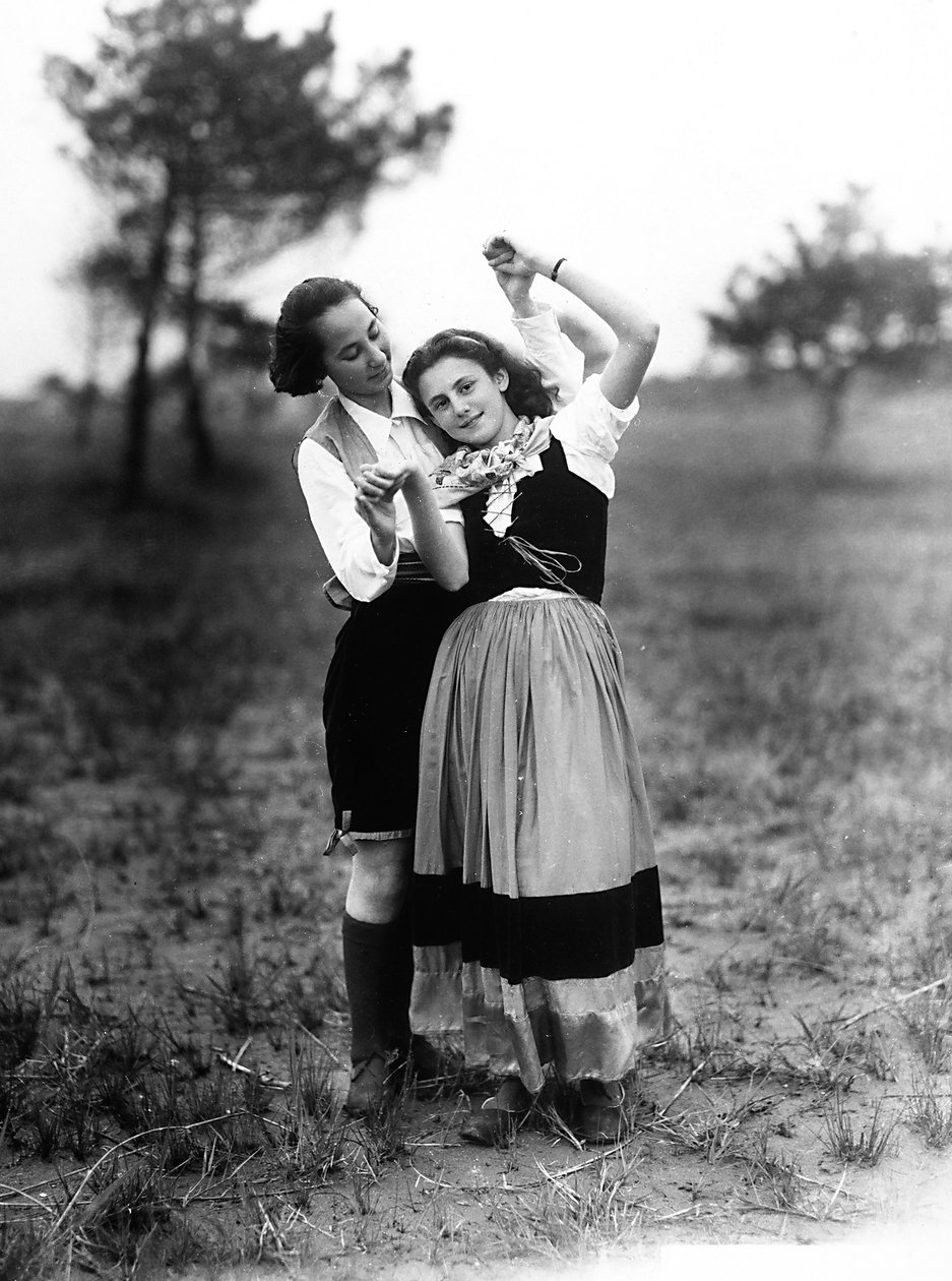 Villa Rosa Maltoni Mussolini: dva mladíci v tradičních friulských krojích (čb fotografie) od Fratelli Alinari