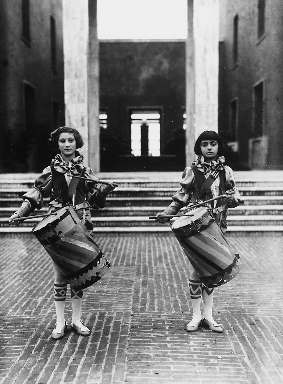 Villa Rosa Maltoni Mussolini: dvě mladé dívky oblečené jako pážecí (černobílá fotografie) od Fratelli Alinari