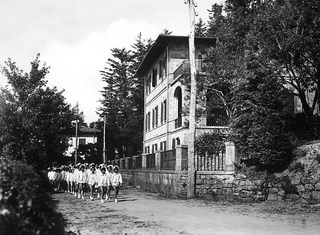 Villa Rosa Maltoni Mussolini: mladé studentky na procházce (černobílá fotografie) od Fratelli Alinari