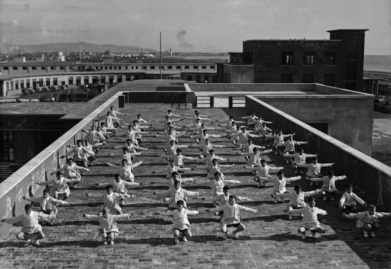 Villa Rosa Maltoni Mussolini: mladí studenti cvičí (č/b foto) od Fratelli Alinari