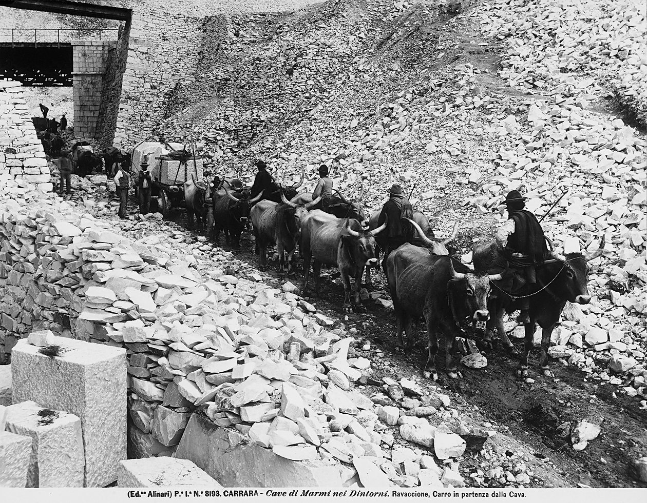 Vůz vyráží do lomů v Ravaccione, poblíž Carrara (č/b foto) od Fratelli Alinari