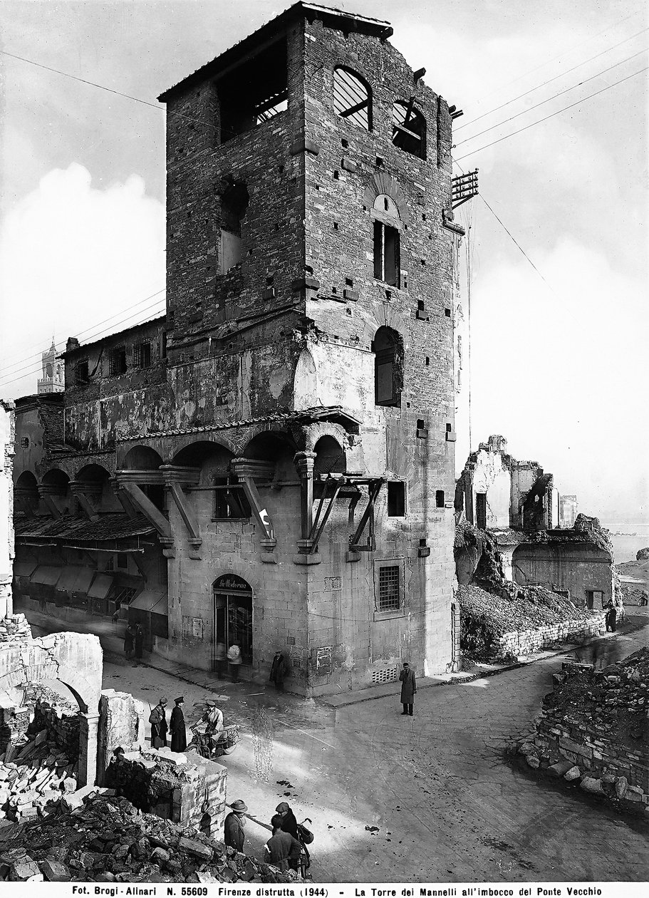 Druhá světová válka: Škody způsobené bombardováním věže Mannelli na konci Ponte Vecchio ve Florencii. Tato fotografie byla dříve součástí sbírky Brogi, ale nyní patří do sbírky Alinari (černobílá fotografie) od Fratelli Alinari