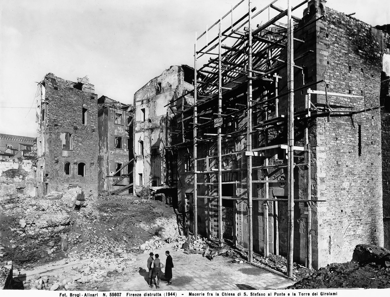 Druhá světová válka: Škody způsobené bombardováním mezi kostelem Santo Stefano al Ponte a věží Girolami způsobené bombardováním ve Florencii. Tato fotografie byla dříve součástí sbírky Brogi, ale nyní patří do sbírky Alinari (černobílá fotografie) od Fratelli Alinari