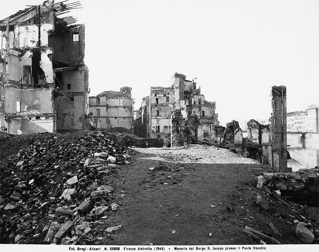 Druhá světová válka: Škody způsobené bombardováním v Borgo San Jacopo na Ponte Vecchio ve Florencii. Tato fotografie byla dříve součástí sbírky Brogi, ale nyní patří do sbírky Alinari (černobílá fotografie) od Fratelli Alinari