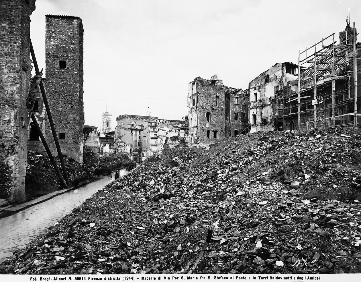 Druhá světová válka: Pohled na trosky na Via Por Santa Maria mezi Santo Stefano al Ponte a věžemi Baldovinetti a Amidei ve Florencii po bombardování. Tato fotografie byla dříve součástí sbírky Brogi, ale nyní patří do sbírky Alinari C od Fratelli Alinari