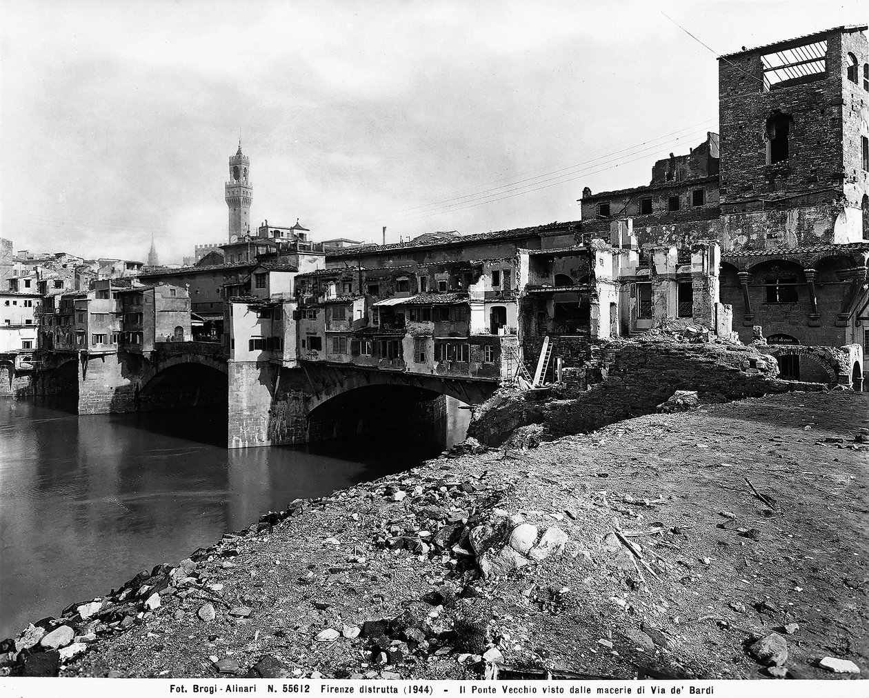 Druhá světová válka: Ponte Vecchio, viděný z trosek Borgo S. Jacopo, ve Florencii po bombardování. Tato fotografie byla dříve součástí sbírky Brogi, ale nyní patří do sbírky Alinari (černobílá fotografie) od Fratelli Alinari