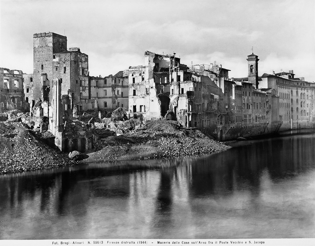 Druhá světová válka: domy podél řeky Arno, mezi Ponte Vecchio a San Jacopo ve Florencii, po bombardování. Tato fotografie byla dříve součástí sbírky Brogi, ale nyní patří do sbírky Alinari (černobílá fotografie) od Fratelli Alinari
