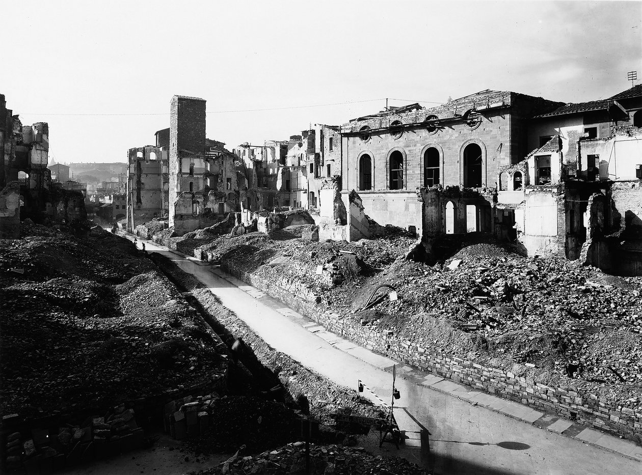 Druhá světová válka: trosky v Borgo San Jacopo ve Florencii po bombardování. Tato fotografie, dříve součást Brogi Collection, nyní patří do Alinari Collection (č/b foto) od Fratelli Alinari
