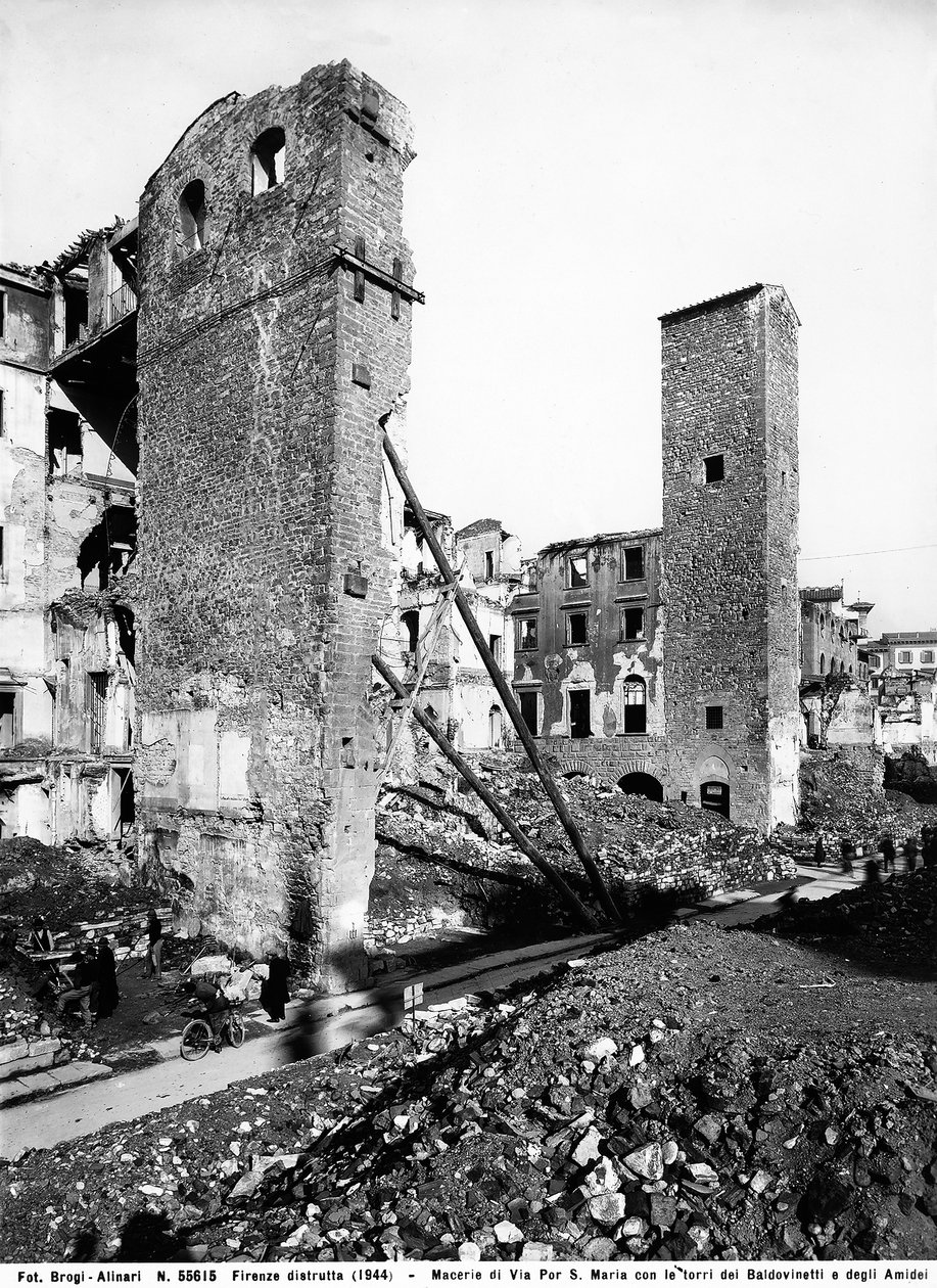 Druhá světová válka: trosky na Via Por Santa Maria s věžemi Baldovinetti a Amidei ve Florencii po bombardování. Tato fotografie byla dříve součástí sbírky Brogi, ale nyní patří do sbírky Alinari (černobílá fotografie) od Fratelli Alinari