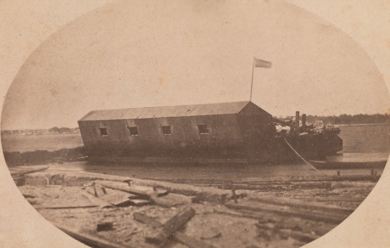 Hamiltonova plovoucí baterie kotvící na konci Sullivanova ostrova noc před ..., duben 1861. od Alma A. Pelot.