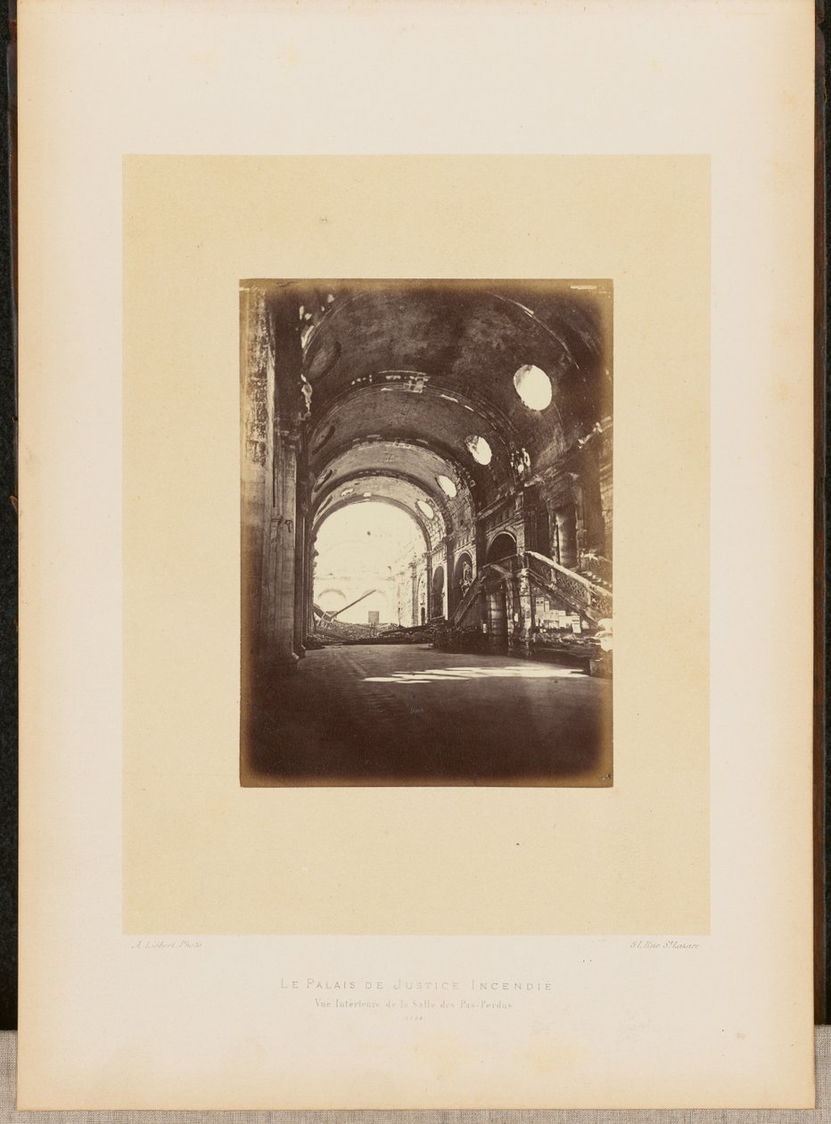 Hořící Justiční palác. Pohled do interiéru Salle des Pas-Perdus. od Alphonse J. Liébert