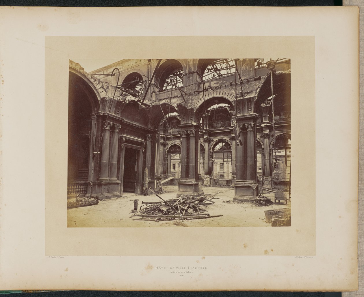 Vyhořelý Hôtel de Ville. Vstup do Salonů. od Alphonse J. Liébert