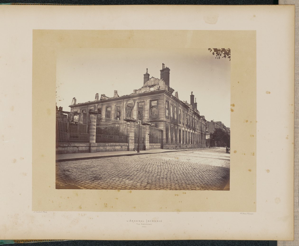 Hořící arzenál. Pohled zvenčí. od Alphonse J. Liébert