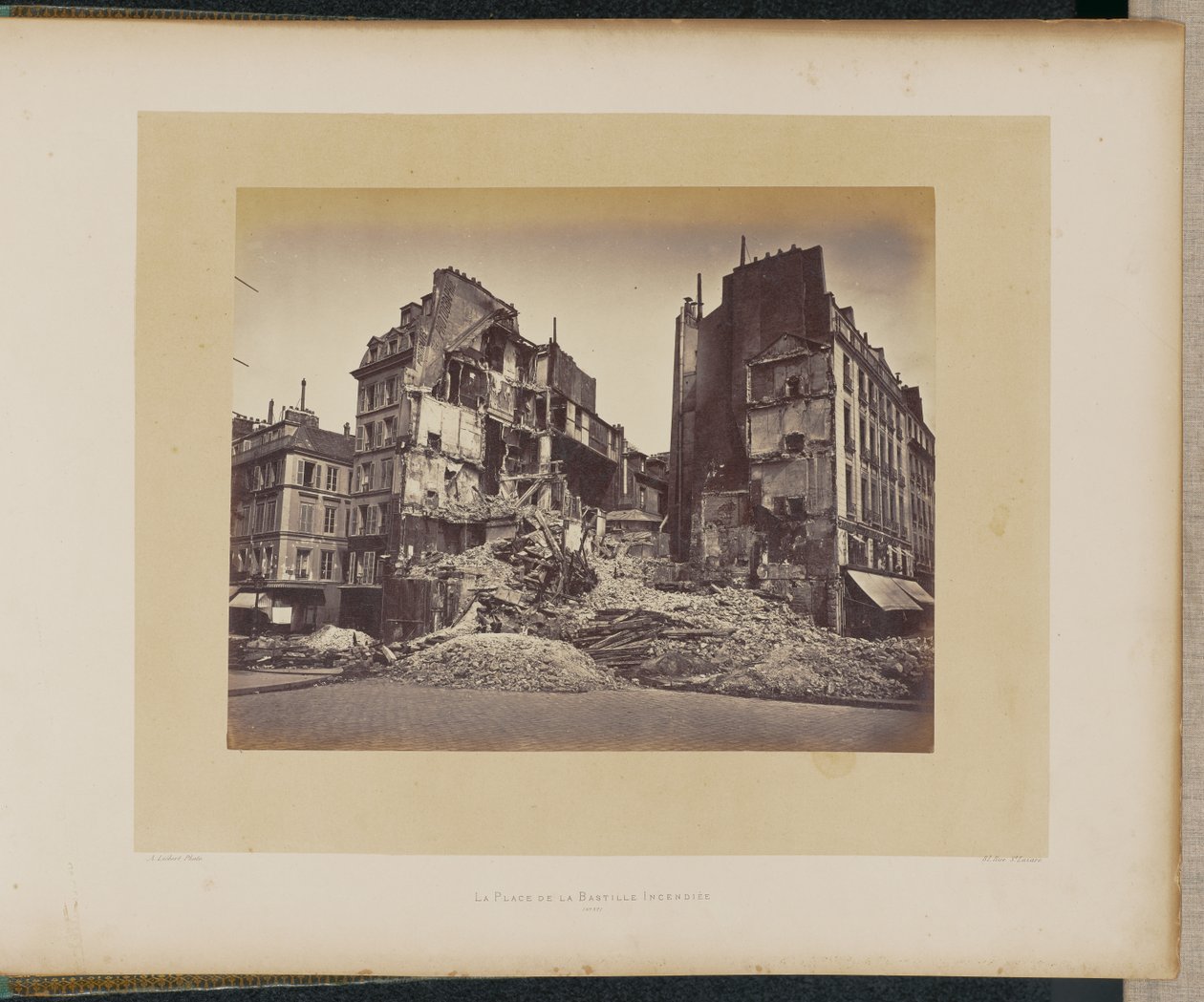 Hořící Place de la Bastille. od Alphonse J. Liébert