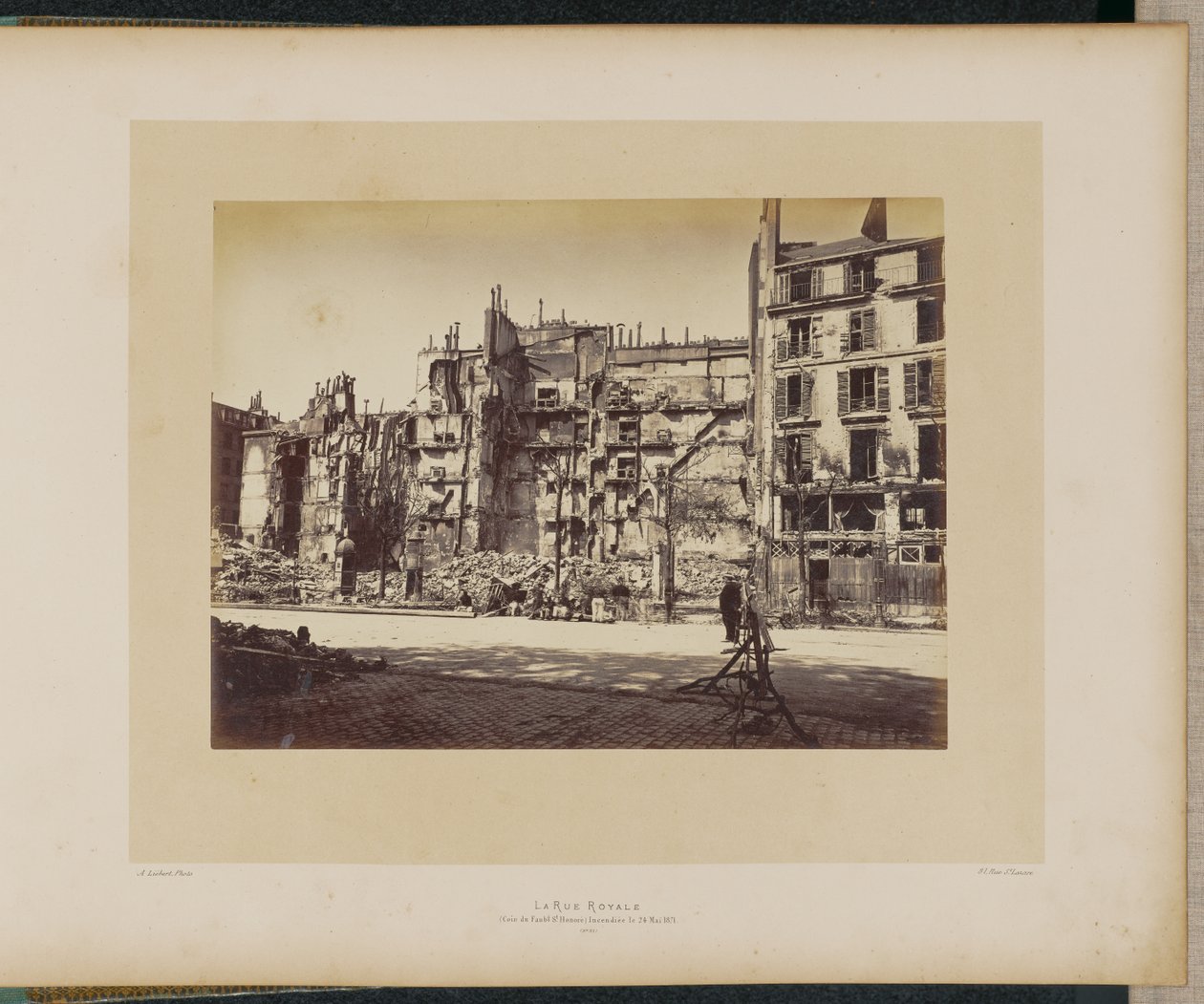 Ulice Rue Royale (na rohu s ulicí Faubourg Saint-Honoré) vyhořela 24. května 1871. od Alphonse J. Liébert