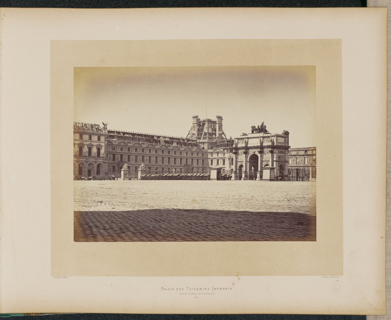 Hořící Tuilerijský palác. Pohled na Place du Carrousel. od Alphonse J. Liébert
