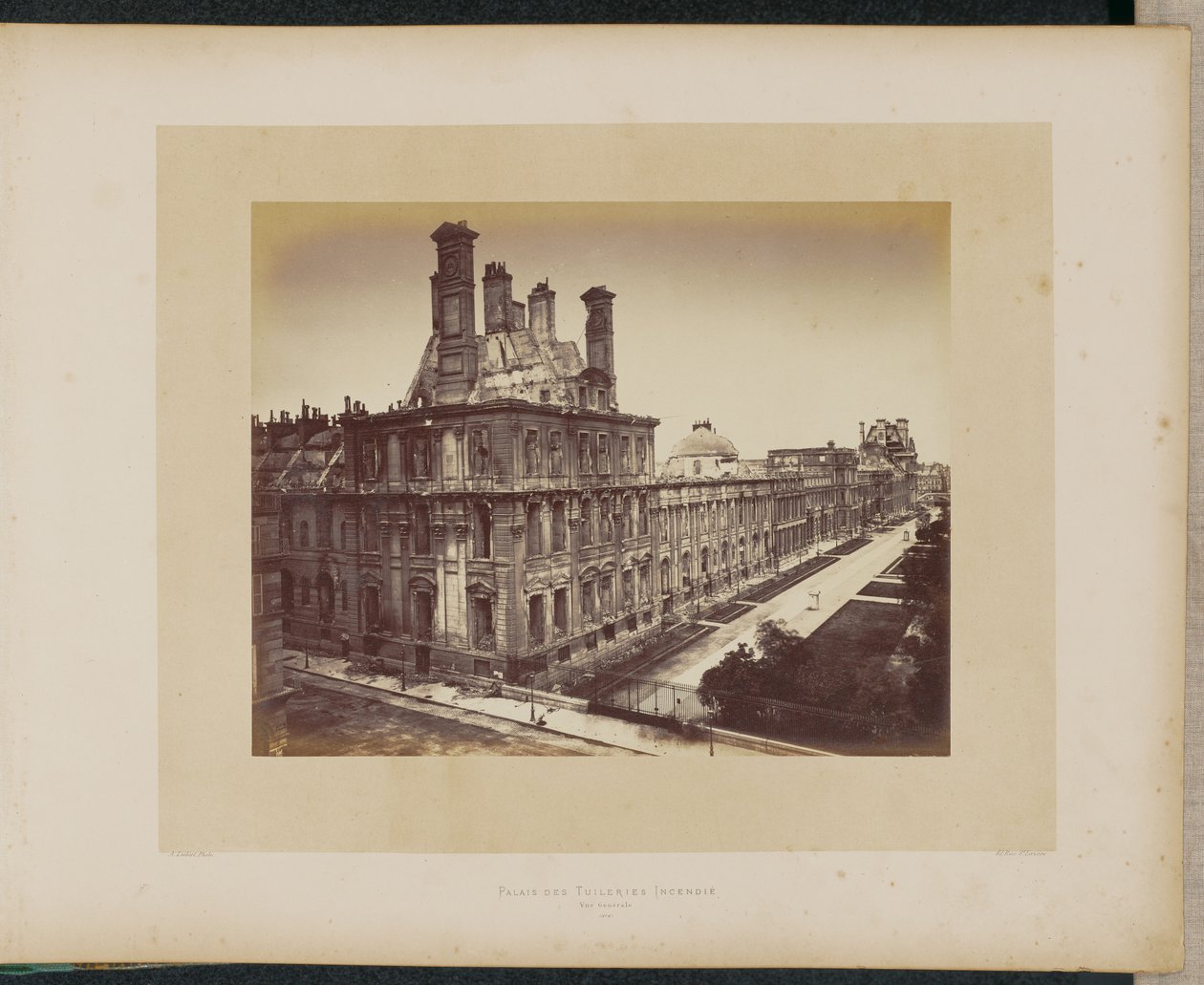 Vypálený palác Tuileries. Celkový pohled. od Alphonse J. Liébert