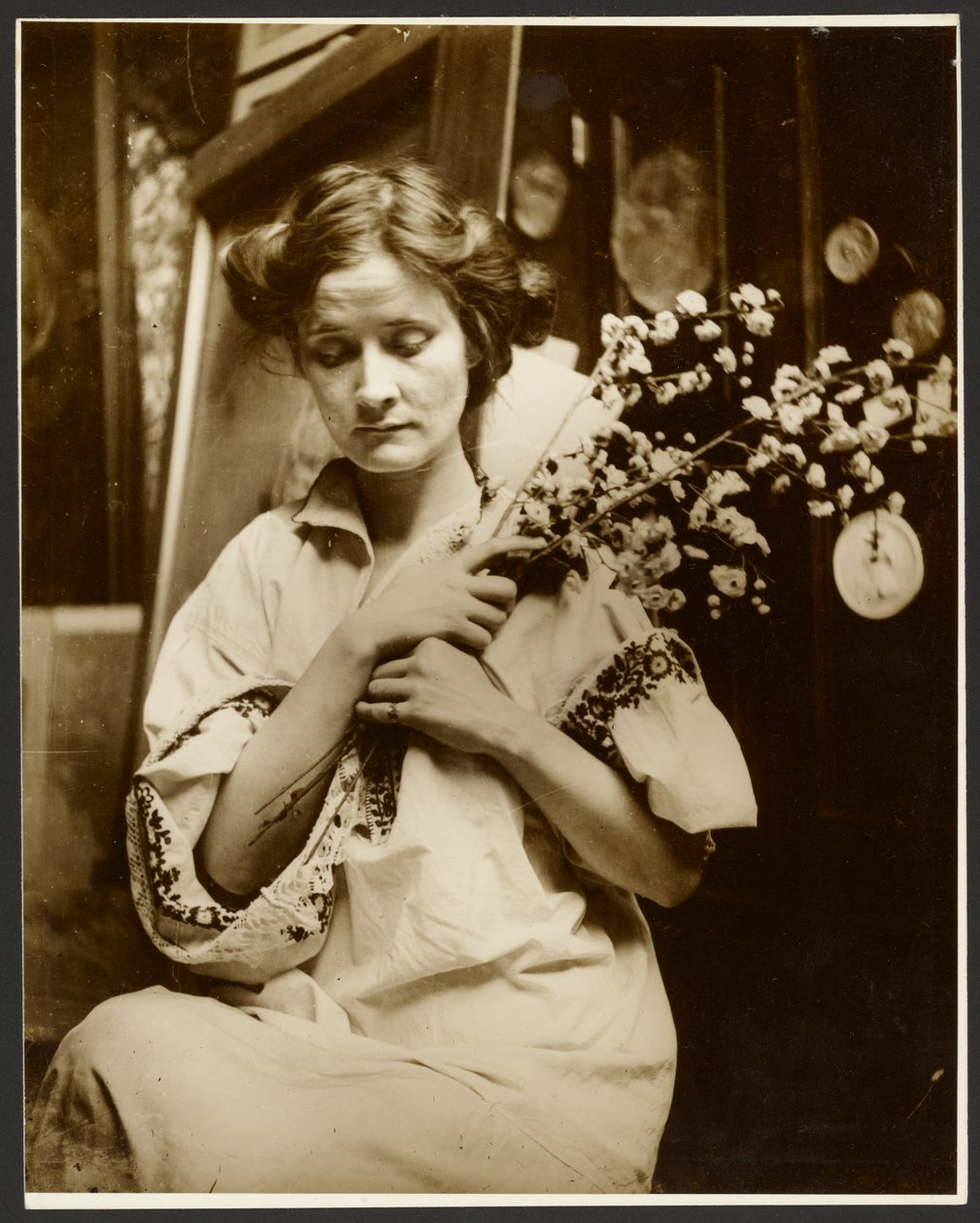 [Modelka držící květiny] od Alphonse Maria Mucha
