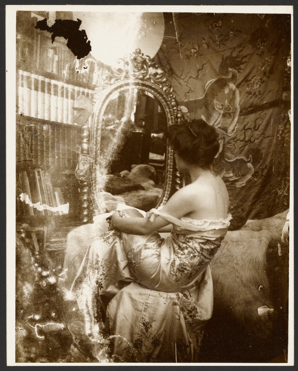 [Modelka sedící před zrcadlem, Paříž] od Alphonse Maria Mucha