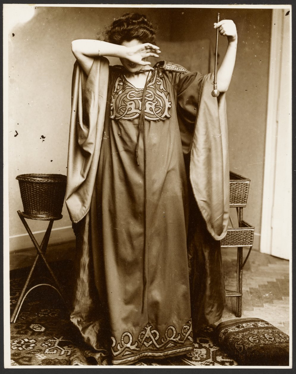 [Modelka stojí s jednou rukou nad obličejem a v druhé drží kouli] od Alphonse Maria Mucha