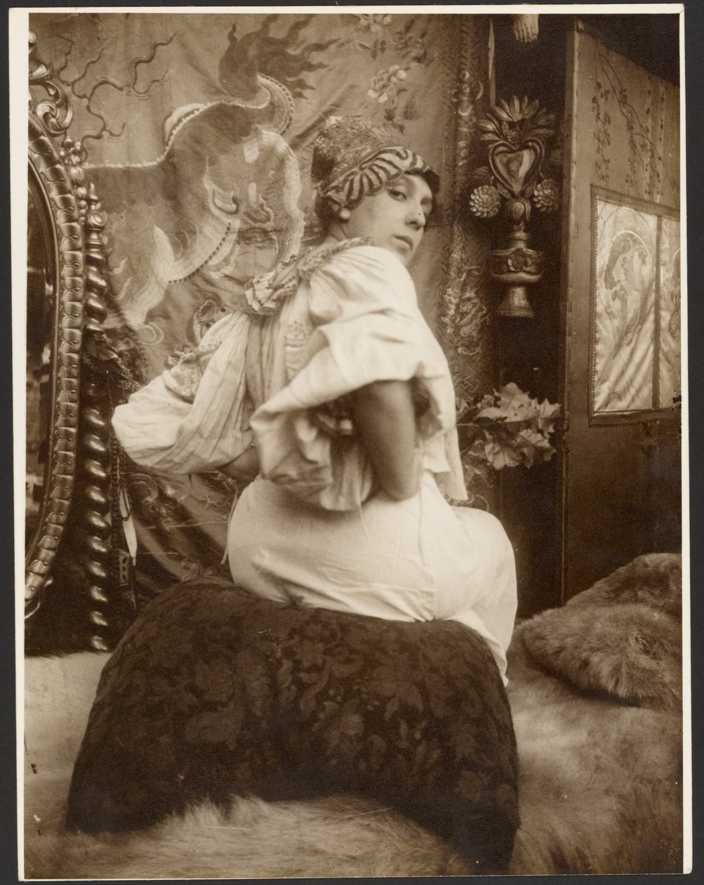 [Ženský model použitý na dekorativních panelech Německého divadla (New York) z roku 1908, Paříž] od Alphonse Maria Mucha