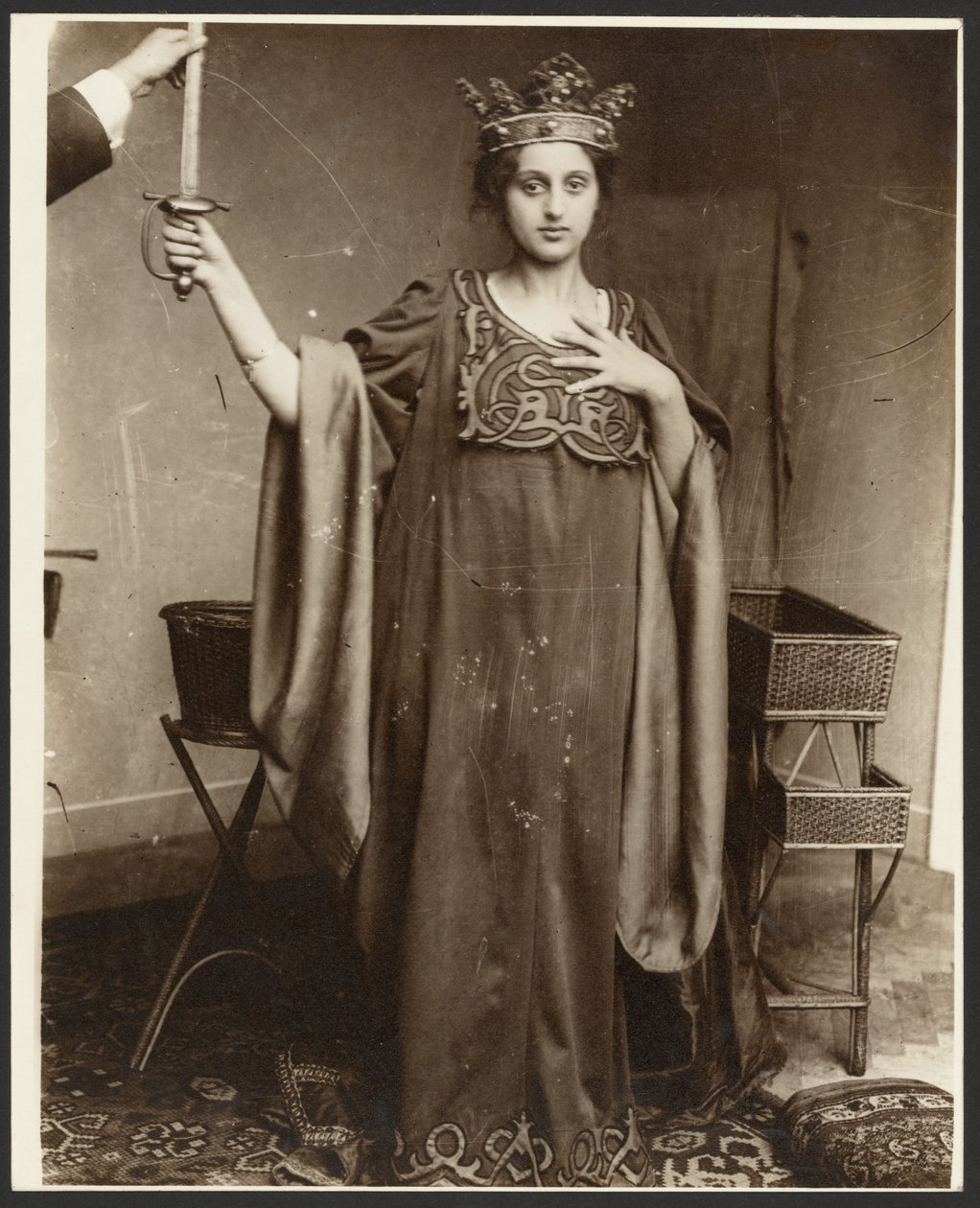 [Modelka s korunou a mečem] od Alphonse Maria Mucha