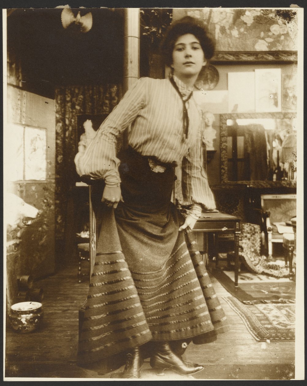 [Modelka v pruhované halence a dlouhých šatech, Paříž] od Alphonse Maria Mucha