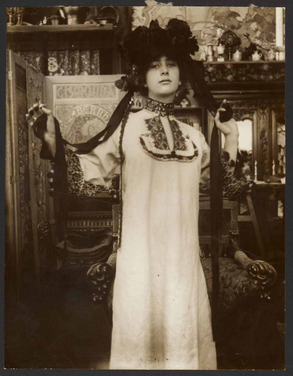 [Modelka v dlouhém bílém rouchu a klobouku se stuhami, Paříž] od Alphonse Maria Mucha