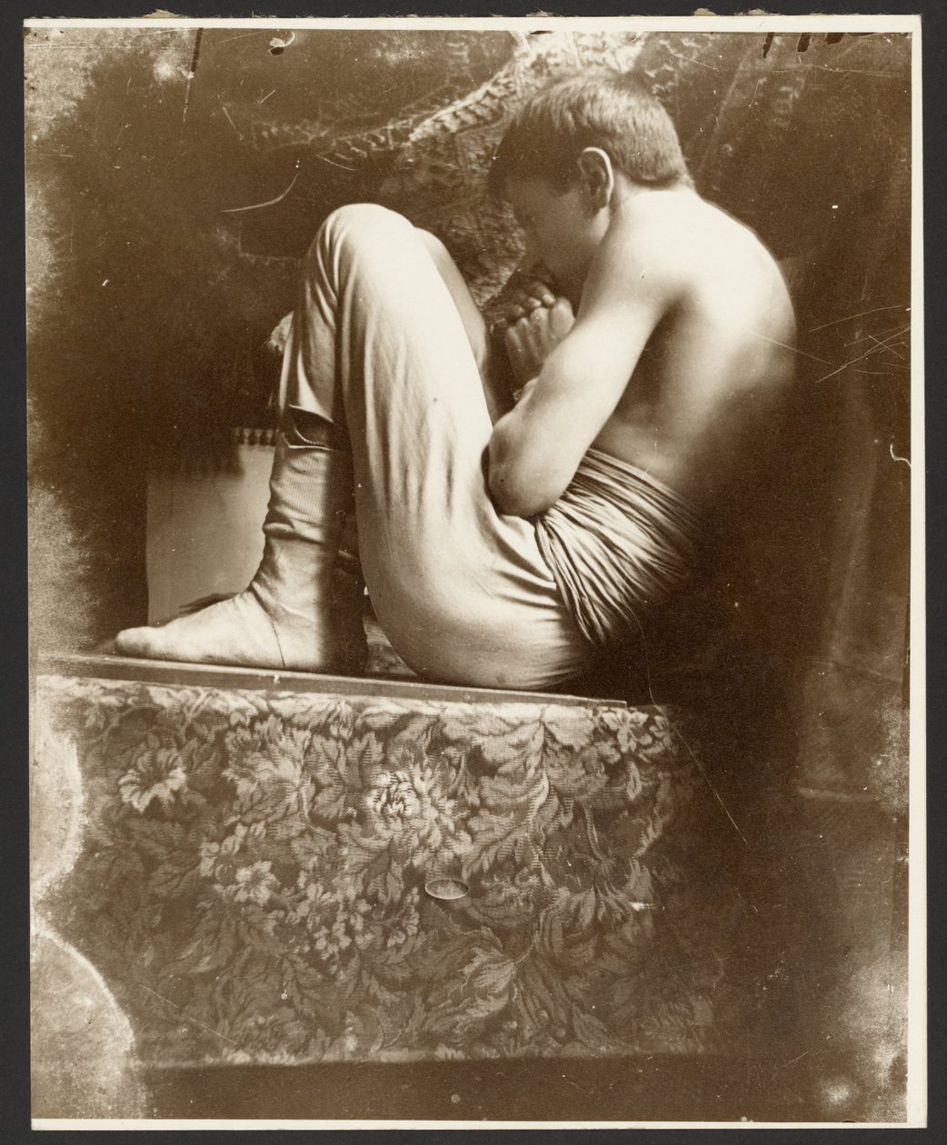 [Mužský model v poloze plodu, Paříž] od Alphonse Maria Mucha