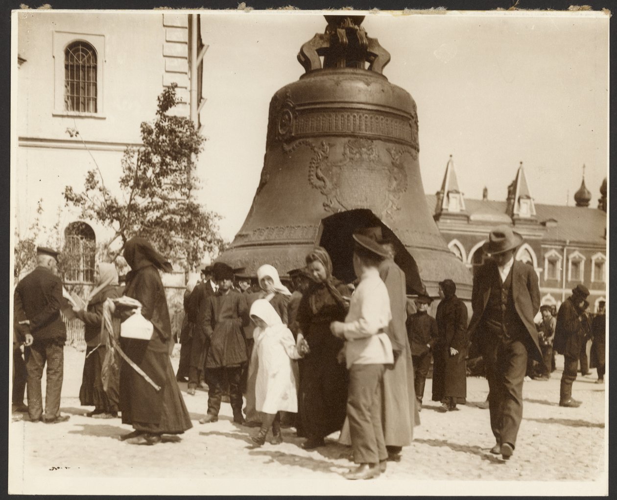 [Fotografie ze studijní cesty do Ruska použité pro obraz "Zrušení nevolnictví v Rusku" (1914), z cyklu "Slovanská epopej, Moskva"] od Alphonse Maria Mucha