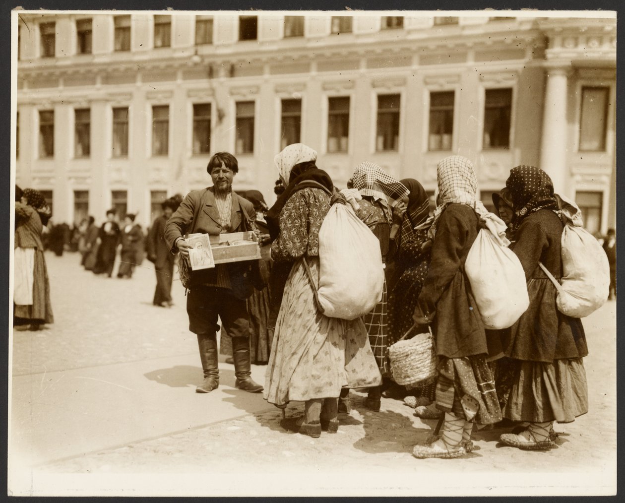 [Fotografie ze studijní cesty do Ruska použité pro obraz "Zrušení nevolnictví v Rusku" (1914), z cyklu "Slovanská epopej, Moskva"] od Alphonse Maria Mucha